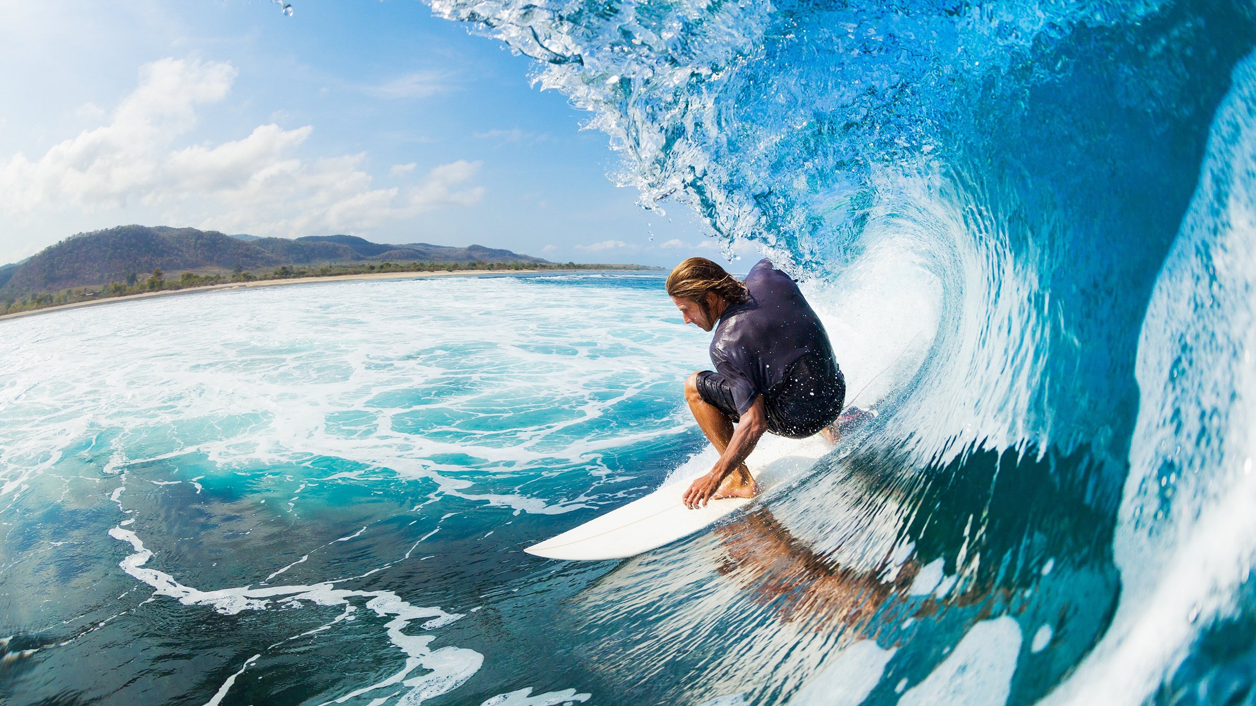 开云下载网址-_青少年极限冲浪：海浪中的青春印记_，冲浪极限运动